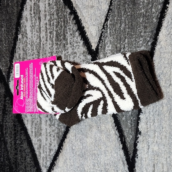AIRPLUS 2- ZEBRA PRINT ALOE INFUSED MOISTURIZING CREW SOCKS - Picture 5 of 12